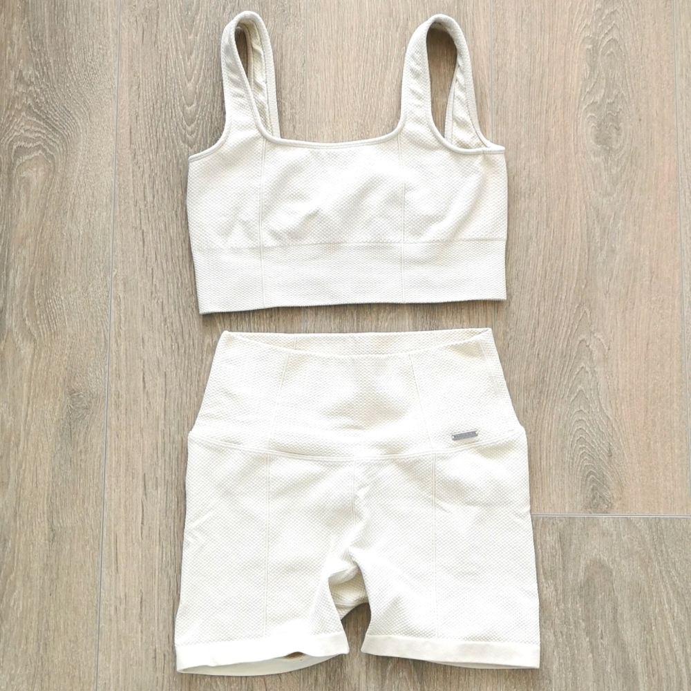 aimn set luxe seamless bra and shorts oat white color
